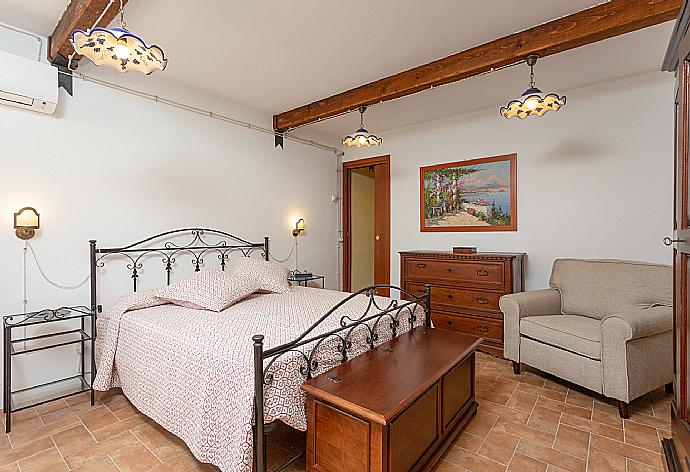 Double bedroom in second annex with en suite bathroom and A/C . - Villa Casale Silvia . (Fotogalerie) }}