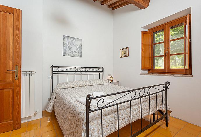 Double bedroom in first annex with en suite bathroom and A/C . - Villa Casale Silvia . (Fotogalerie) }}