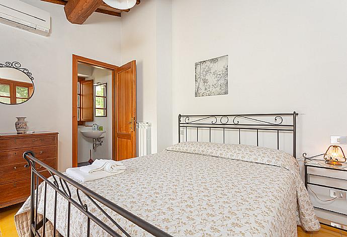 Double bedroom in first annex with en suite bathroom and A/C . - Villa Casale Silvia . (Галерея фотографий) }}