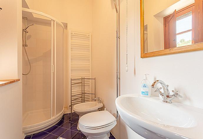 En suite bathroom with shower . - Villa Casale Silvia . (Galleria fotografica) }}