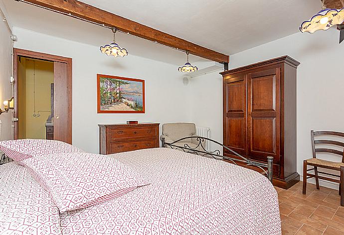 Double bedroom in first annex with en suite bathroom and A/C . - Villa Casale Silvia . (Galerie de photos) }}