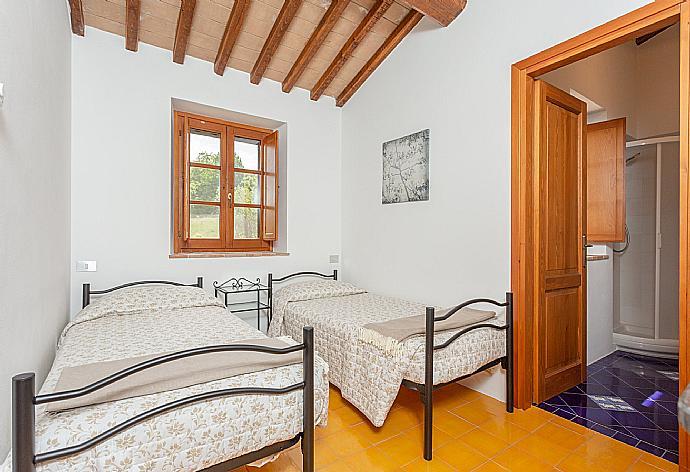 Twin bedroom in first annex with en suite bathroom and A/C . - Villa Casale Silvia . (Galleria fotografica) }}