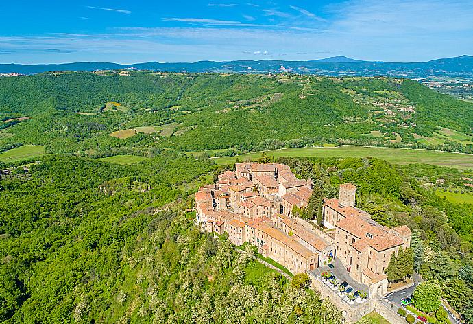 Aerial view of nearby town of Parrano . - Villa Casale Silvia . (Photo Gallery) }}