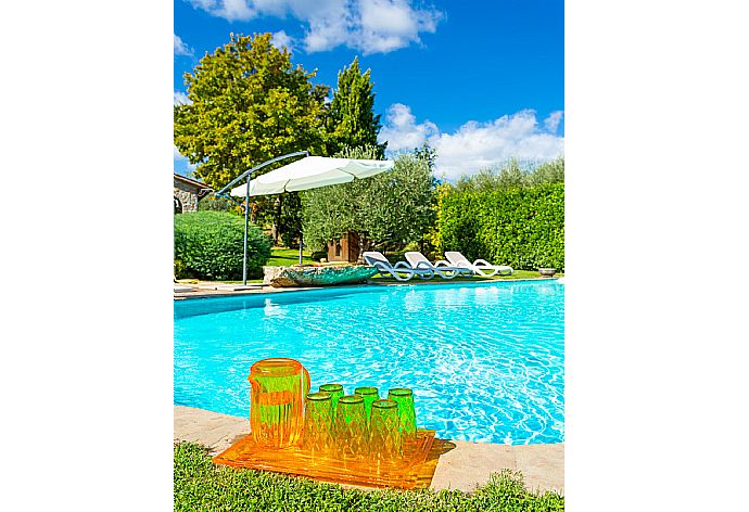 Private pool, jacuzzi, terrace, and garden . - Villa Casale Silvia . (Galleria fotografica) }}