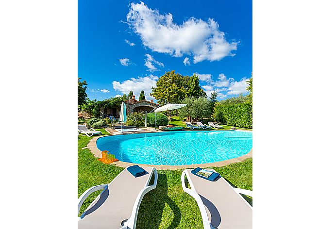 Beautiful villa with two annexes, private pool, jacuzzi, terrace, and garden . - Villa Casale Silvia . (Fotogalerie) }}