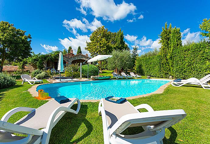 Beautiful villa with two annexes, private pool, jacuzzi, terrace, and garden . - Villa Casale Silvia . (Galería de imágenes) }}