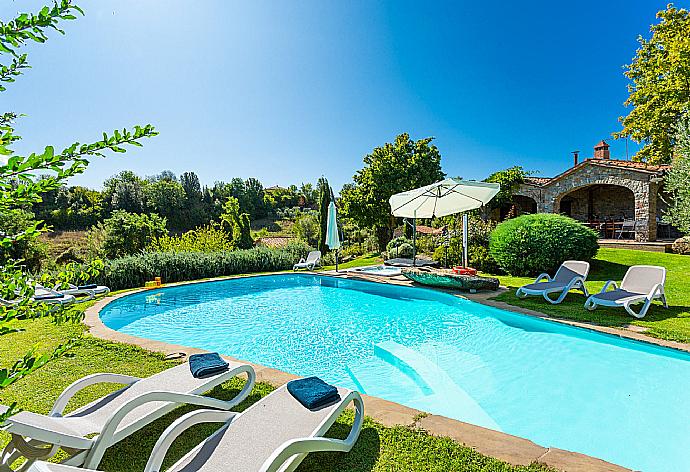 Beautiful villa with two annexes, private pool, jacuzzi, terrace, and garden . - Villa Casale Silvia . (Fotogalerie) }}