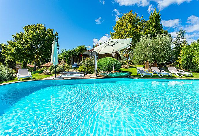 Beautiful villa with two annexes, private pool, jacuzzi, terrace, and garden . - Villa Casale Silvia . (Galerie de photos) }}