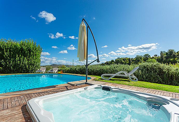 Private pool, jacuzzi, terrace, and garden . - Villa Casale Silvia . (Galerie de photos) }}