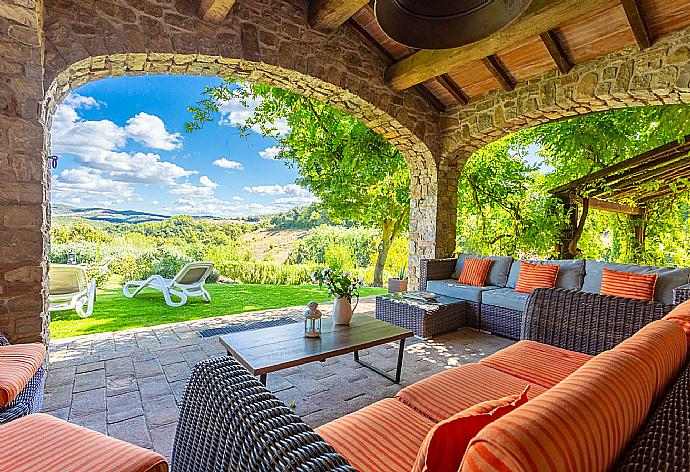 Sheltered terrace area . - Villa Casale Silvia . (Fotogalerie) }}