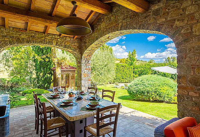 Sheltered terrace area . - Villa Casale Silvia . (Galleria fotografica) }}