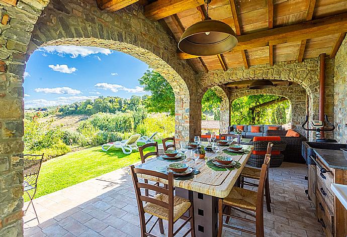 Sheltered terrace area . - Villa Casale Silvia . (Галерея фотографий) }}