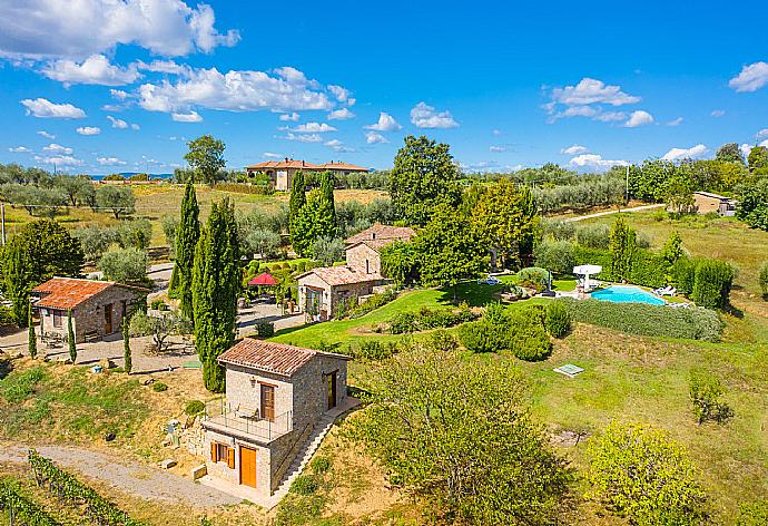 Aerial view of Villa Casale Silvia . - Villa Casale Silvia . (Galerie de photos) }}