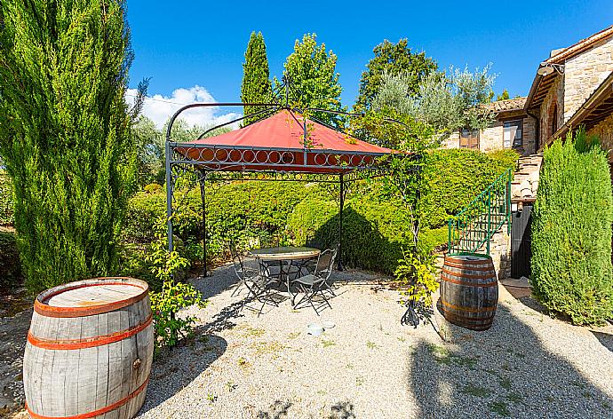 Garden area . - Villa Casale Silvia . (Галерея фотографий) }}