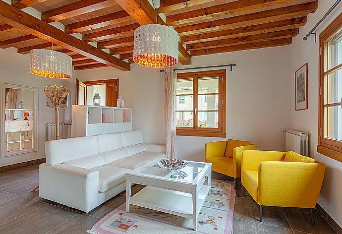 Open-plan living room with sofas, dining area, WiFi internet, satellite TV, and lawn access  . - Villa Moderna . (Галерея фотографий) }}
