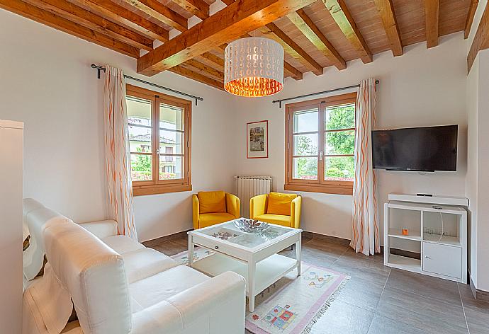 Open-plan living room with sofas, dining area, WiFi internet, satellite TV, and lawn access  . - Villa Moderna . (Galería de imágenes) }}