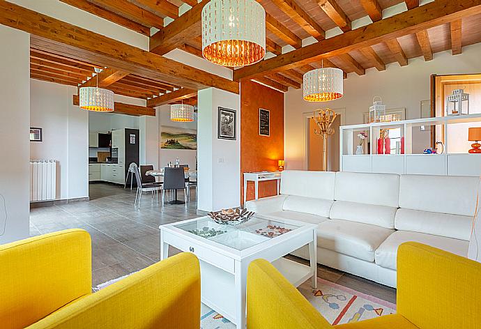 Open-plan living room with sofas, dining area, WiFi internet, satellite TV, and lawn access  . - Villa Moderna . (Fotogalerie) }}