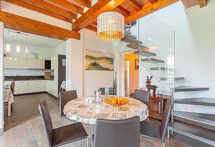 Open-plan living room with sofas, dining area, WiFi internet, satellite TV, and lawn access  . - Villa Moderna . (Fotogalerie) }}