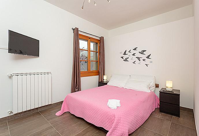 Double bedroom with TV . - Villa Moderna . (Photo Gallery) }}