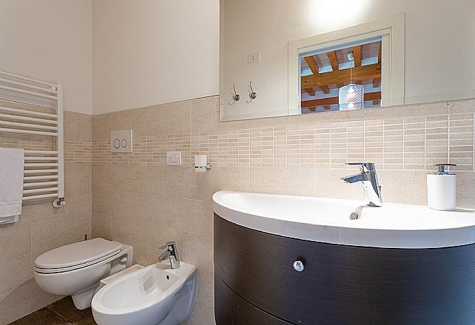 En suite bathroom with shower . - Villa Moderna . (Galerie de photos) }}