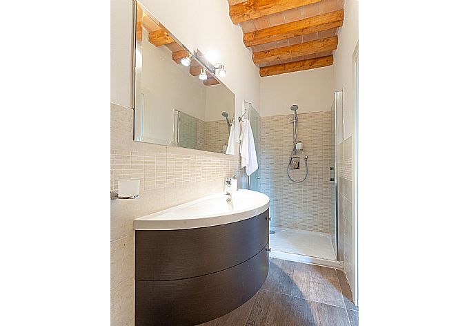 En suite bathroom with shower . - Villa Moderna . (Galería de imágenes) }}