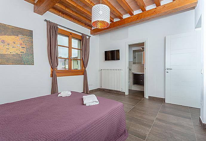 Double bedroom with en suite bathroom and TV . - Villa Moderna . (Galería de imágenes) }}