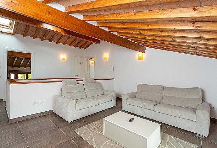 Living area on first floor with sofas and TV . - Villa Moderna . (Galerie de photos) }}
