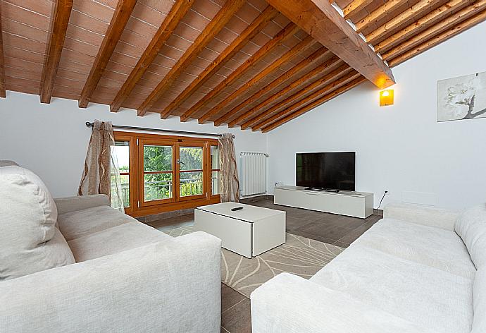 Living area on first floor with sofas and TV . - Villa Moderna . (Galleria fotografica) }}