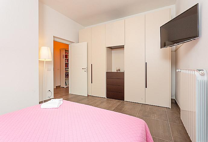 Double bedroom with TV . - Villa Moderna . (Photo Gallery) }}