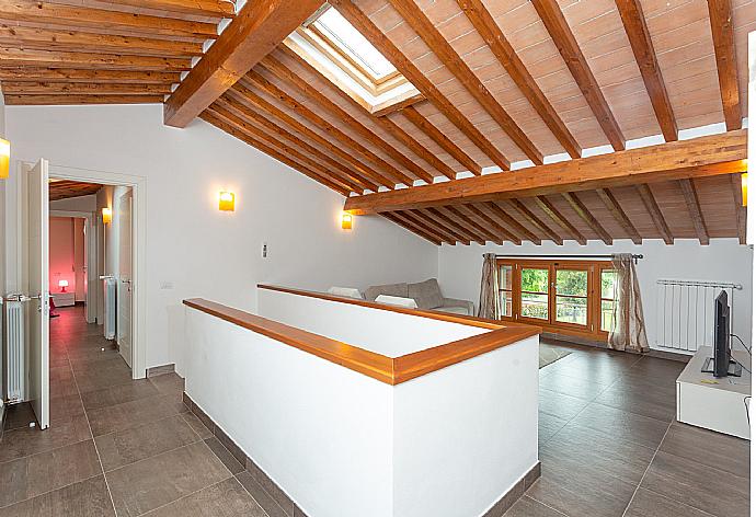 Living area on first floor with sofas and TV . - Villa Moderna . (Galleria fotografica) }}