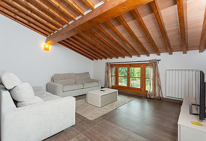 Living area on first floor with sofas and TV . - Villa Moderna . (Photo Gallery) }}