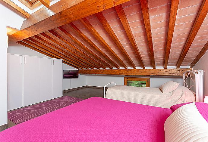 Twin bedroom (one double, one single) with TV . - Villa Moderna . (Photo Gallery) }}