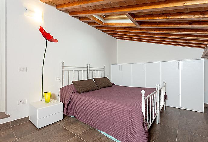 Double bedroom . - Villa Moderna . (Fotogalerie) }}
