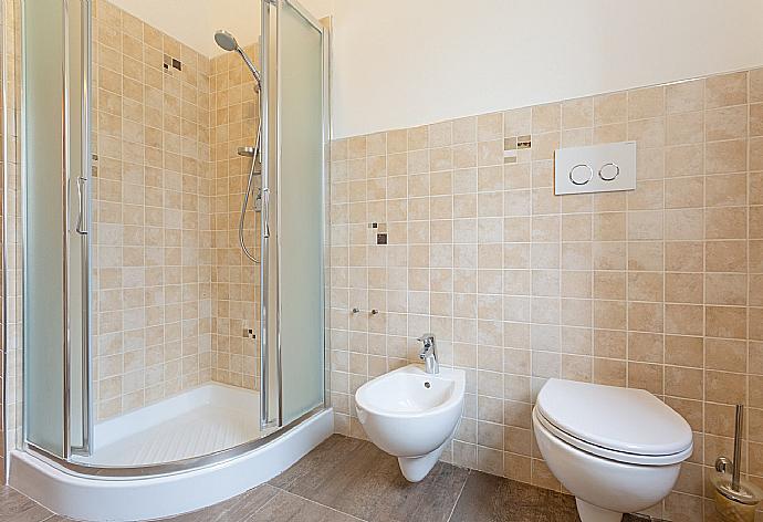 Family bathroom with shower . - Villa Moderna . (Fotogalerie) }}
