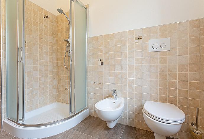 Family bathroom with shower . - Villa Moderna . (Photo Gallery) }}