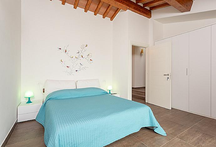 Double bedroom with TV . - Villa Moderna . (Photo Gallery) }}