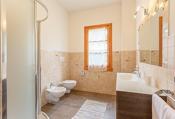 Family bathroom with shower . - Villa Moderna . (Fotogalerie) }}