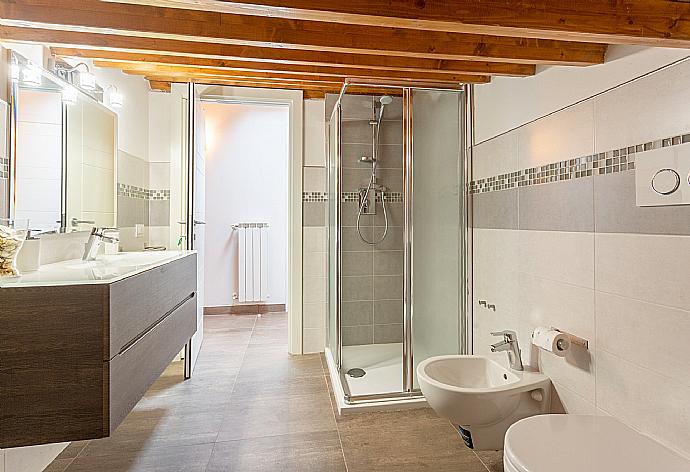 Family bathroom with shower . - Villa Moderna . (Galerie de photos) }}