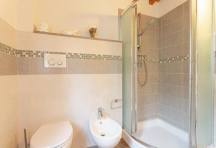 Family bathroom with shower . - Villa Moderna . (Galerie de photos) }}