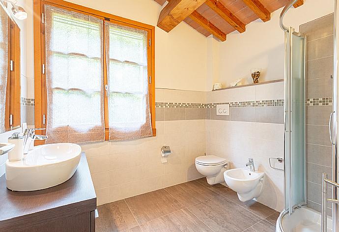 Family bathroom with shower . - Villa Moderna . (Fotogalerie) }}
