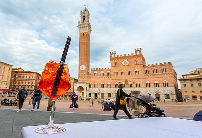 Aperol Spritz in Siena . - Villa Moderna . (Galleria fotografica) }}