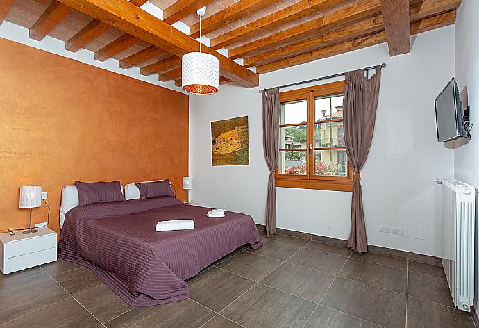 Double bedroom with en suite bathroom and TV . - Villa Moderna . (Galería de imágenes) }}