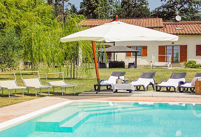 Beautiful villa with private pool, terrace, and lawn . - Villa Moderna . (Галерея фотографий) }}