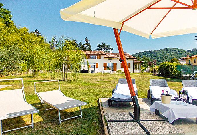 Beautiful villa with private pool, terrace, and lawn . - Villa Moderna . (Galería de imágenes) }}