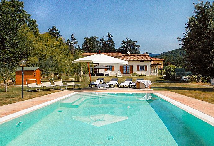 Beautiful villa with private pool, terrace, and lawn . - Villa Moderna . (Galería de imágenes) }}