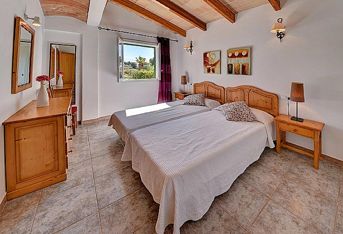 Twin bedroom with A/C . - Villa Daniel . (Photo Gallery) }}