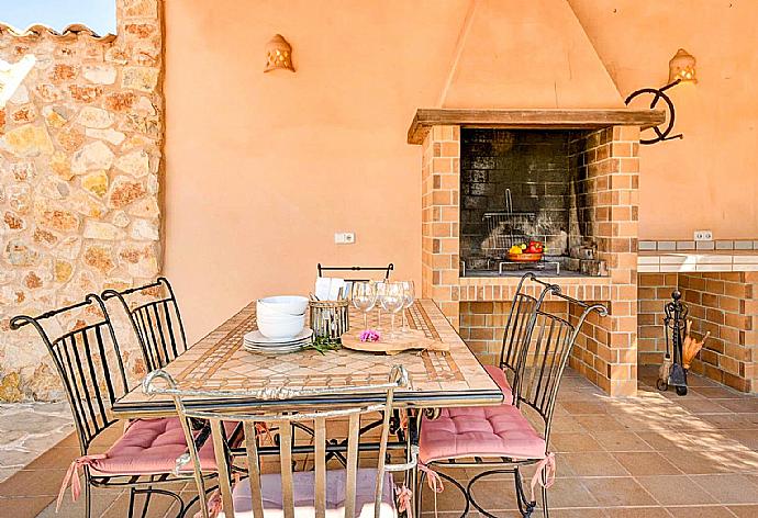 Sheltered terrace area with BBQ . - Villa Daniel . (Fotogalerie) }}