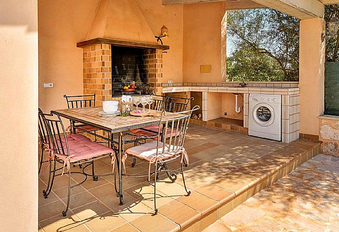 Sheltered terrace area with BBQ . - Villa Daniel . (Fotogalerie) }}