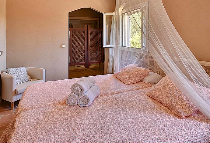 Twin bedroom . - Villa Abril . (Photo Gallery) }}