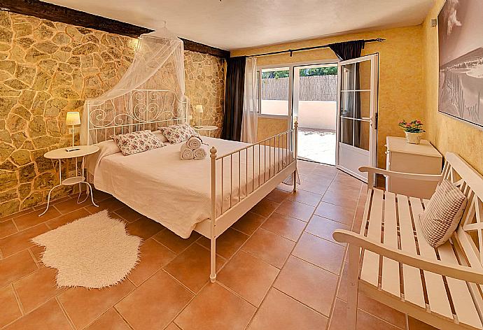 Double bedroom with terrace access . - Villa Abril . (Photo Gallery) }}